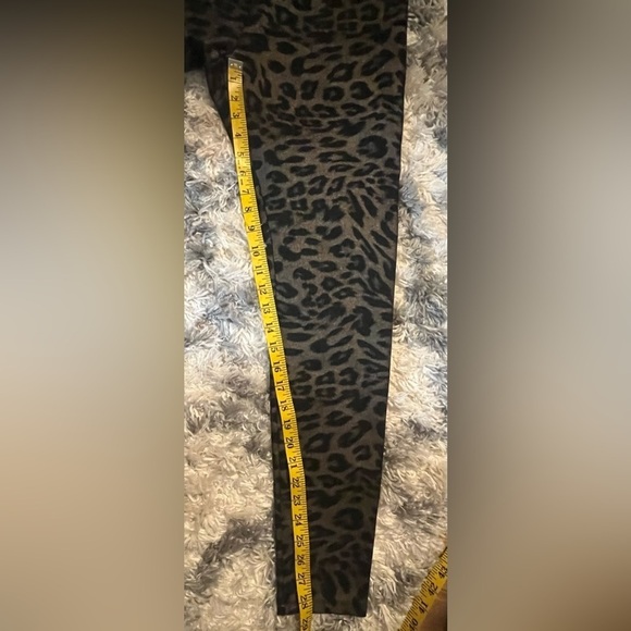HUE Animal Print Ponte Knit black gold Legging LEOPARD SIZE Medium - Picture 6 of 9